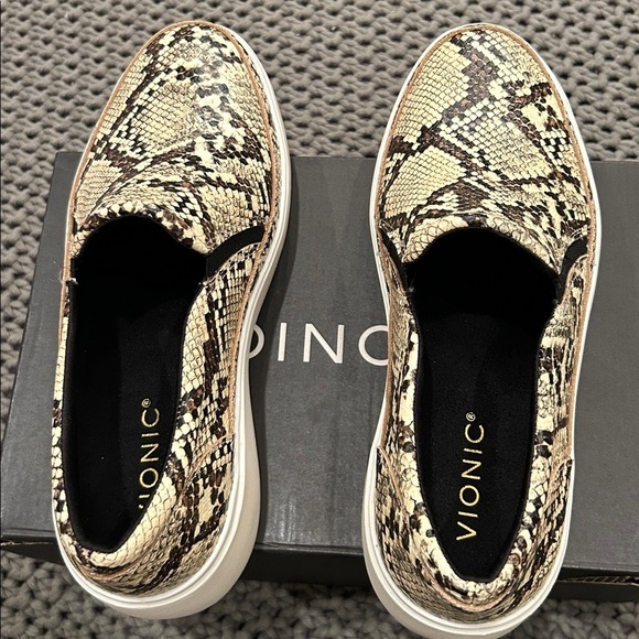 VIONIC KEARNY PLATFORM SLIP ON SNEAKER Ivory Leather Snake 6 Wide - Picture 6 of 7